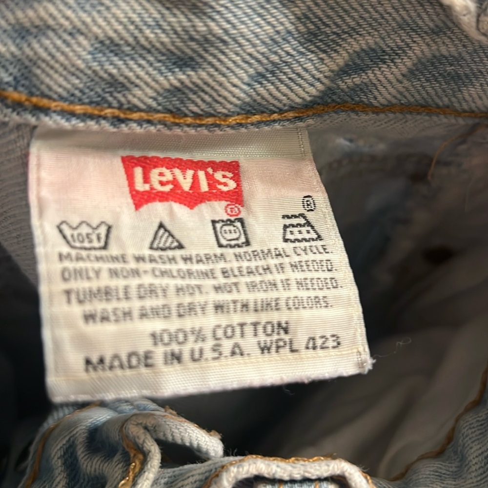 Vintage 501 Levi’s medium length women’s very light denim blue